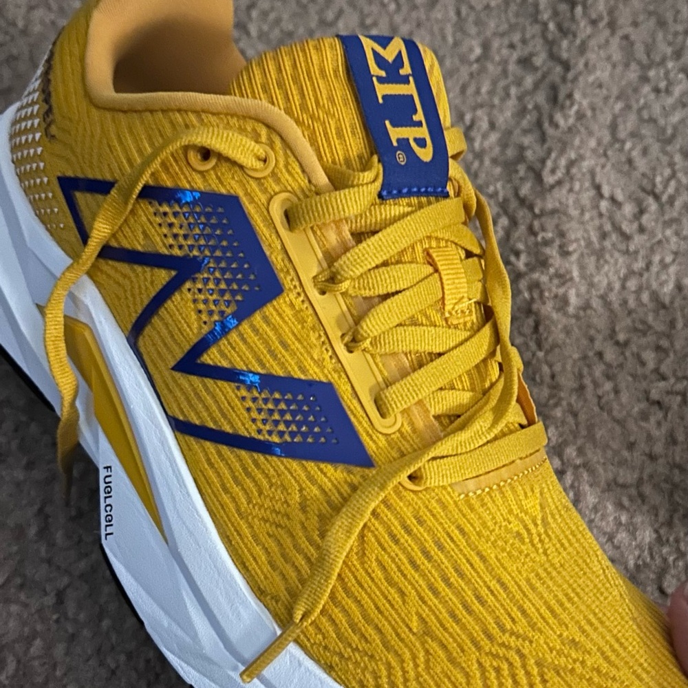 🔥Sigma Gamma Rho Sorority Inc. New Balance tennis shoes/ sneakers size 10.5 💙💛🐩